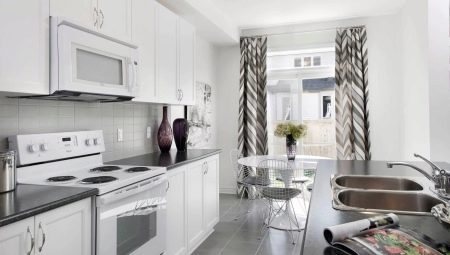 Záclony do bílé kuchyně: barvy, styl, výběr a možnosti montáže