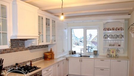 Stūra virtuves ar logu: kā pareizi noformēt un skaisti noformēt?