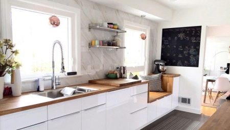 Tervezési lehetőségek fa munkalapokkal ellátott fehér konyhákhoz