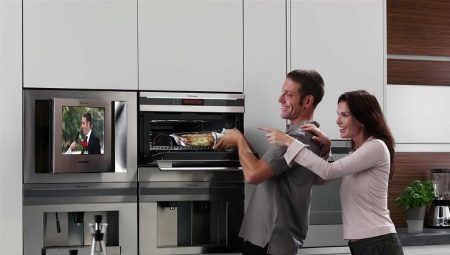 Optionen zum Aufstellen eines Fernsehers in der Küche