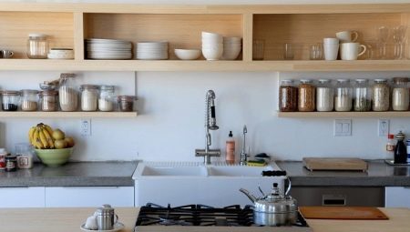Druhy a vlastnosti umístění otevřených polic v kuchyni