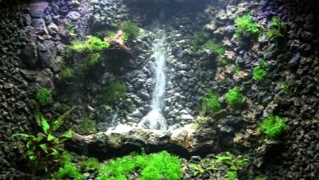 Waterfall in an aquarium: device and manufacture