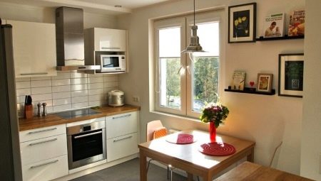 Auriculares integrados para una cocina pequeña: recomendaciones de selección y hermosos ejemplos.