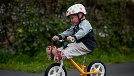 Běžecká kola pro děti od 2 let: hodnocení nejlepších modelů a výběru