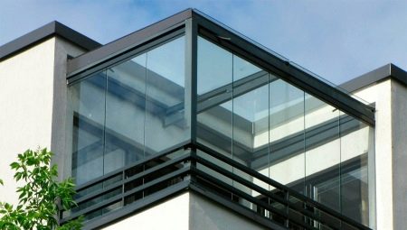 Kaca tidak berbentuk kaca balkoni: kebaikan, keburukan dan cadangan