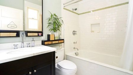 Interiørdesign i et lille badeværelse kombineret med et toilet