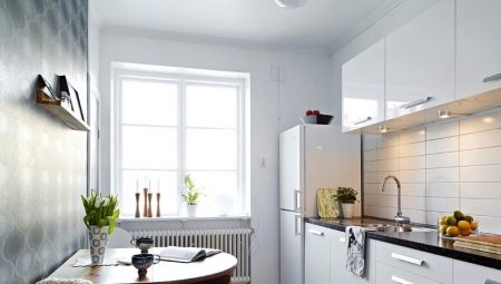 Virtuvės dizainas, kurio plotas yra 8 kvadratiniai metrai. m su šaldytuvu