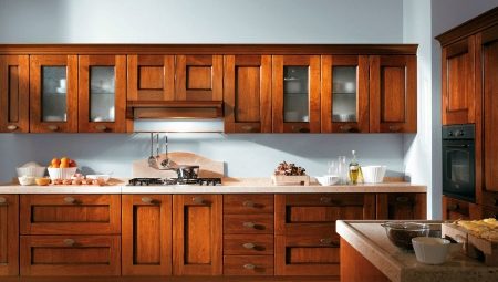 Fațade din lemn masiv pentru bucătărie: caracteristici, soiuri și secrete de îngrijire