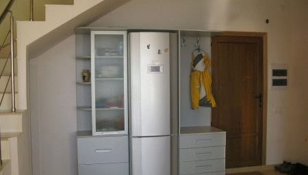 Lednice na chodbě: klady a zápory, možnosti umístění, příklady