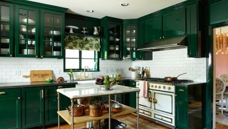 Emerald Kitchens: pilihan alat dengar dan contoh dalaman