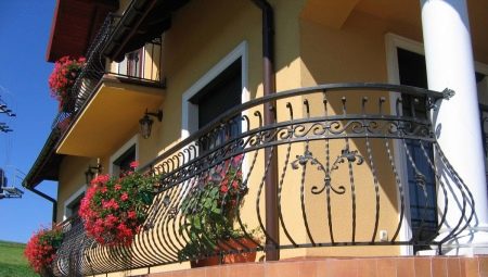 Wrought iron balconies: features, views and interesting examples