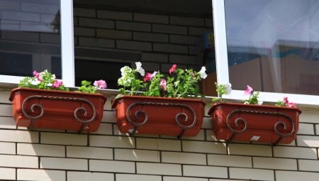Suports per a calaixos de balcó: varietats i recomanacions
