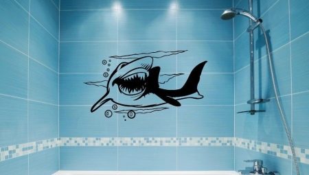 מדבקות בחדר האמבטיה על האריח: סקירה כללית של הסוגים ואפשרויות העיצוב