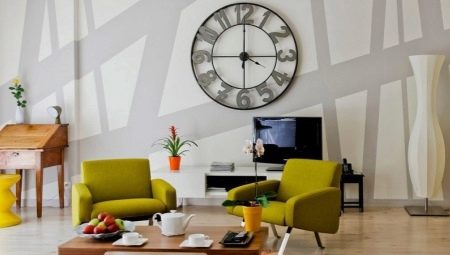 Nástenné hodiny do obývačky: veľké a malé modely v interiéri
