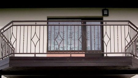 Balkon pagar: jenis dan cadangan untuk pemilihan