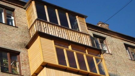 Застакљивање балкона дрвеним оквиром: карактеристике и савети за инсталацију