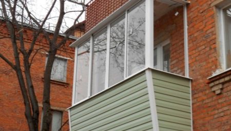Glazing of balconies with removal: methods and technology