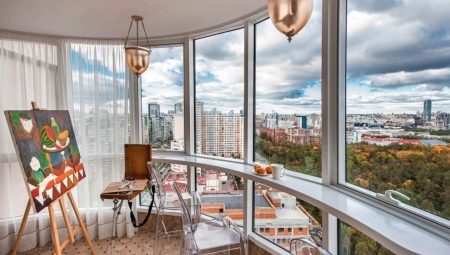 Panoramatické zasklenie balkóna: výhody a nevýhody, možnosti, výber, príklady