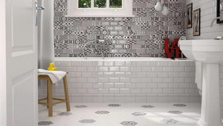 Piastrelle in stile patchwork all'interno del bagno