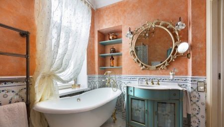 Piastrelle in stile provenzale all'interno del bagno