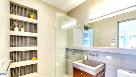 Ράφια στο μπάνιο από πλακάκια: πλεονεκτήματα, πλεονεκτήματα και επιλογές σχεδιασμού