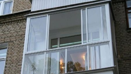 Balkonda sürgülü pencereler: çeşitleri, seçim, kurulum ve bakım için ipuçları