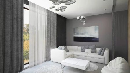 Sivé záclony v interiéri obývacej izby