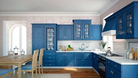 Blå kök: val av headset och en kombination av färger i interiören