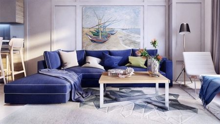 Blå soffa i vardagsrummet