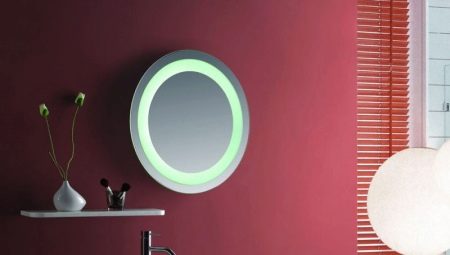 Pontas redondas iluminadas do espelho do banheiro