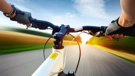 Vidējais riteņbraucēja ātrums atkarībā no dažādiem faktoriem