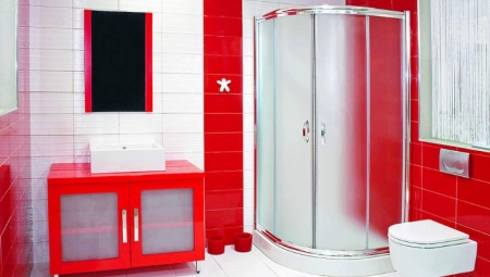 Zuhanykabin kis fürdőszobában: választási és kiviteli lehetőségek