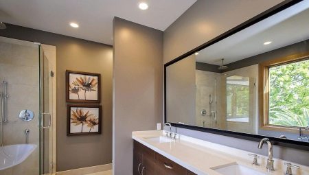How to choose a large mirror in the bathroom?