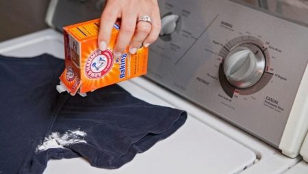 Kā notīrīt traipus no dezodoranta zem padusēm uz krāsainām drēbēm?