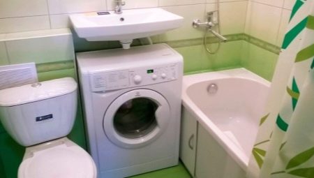 Kruşçev'de çamaşır makinesi içeren bir banyo için tasarım seçenekleri