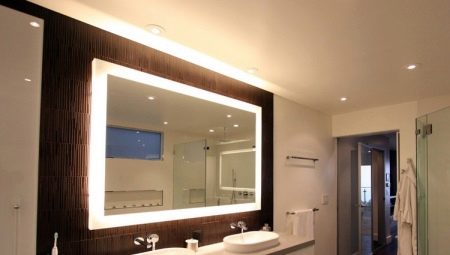 Vonios kambaryje apšviestas veidrodis: veislės, pasirinkimo rekomendacijos