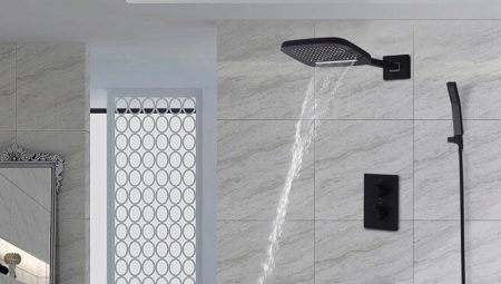 Sistemas de chuveiro preto: escolha e uso no interior