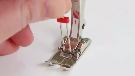 Dubbel nål för en symaskin: hur tråden och sys?