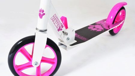 Hvordan foldes og udfoldes en scooter?