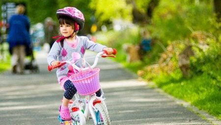 Hvordan vælger man en cykel til en 4 år gammel pige?