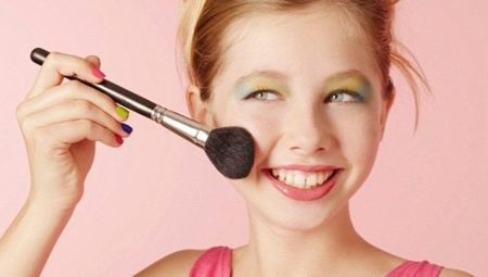 Kosmetika pro dívky 12 let: mohu použít a jak si vybrat?