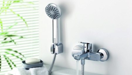 Torneiras de duche monocomando: características, tipos e escolhas