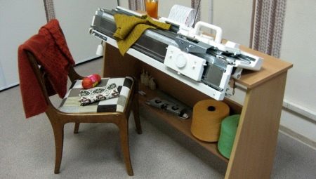 Bir örme makinesi için masalar: artıları, eksileri ve çeşitleri