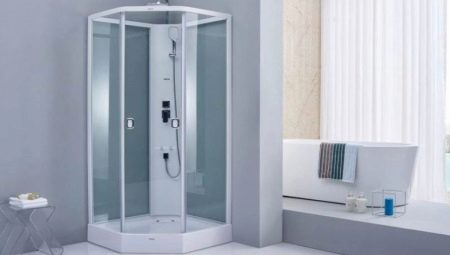 מקלחות פינתיות עם מחבת נמוכה