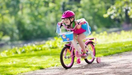 Basikal untuk seorang gadis 5 tahun: model popular dan rahsia pilihan