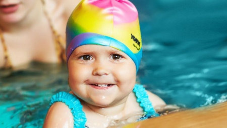 قبعة مطاطية للأطفال للمسبح: الوصف والأنواع والاختيار