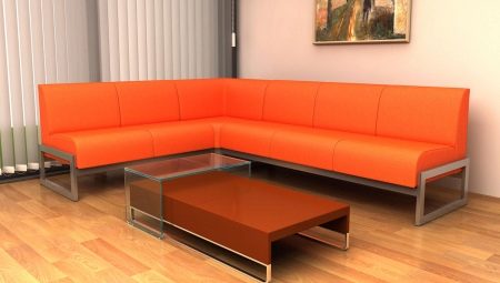 Sofa pada bingkai logam: jenis dan peraturan pemilihan