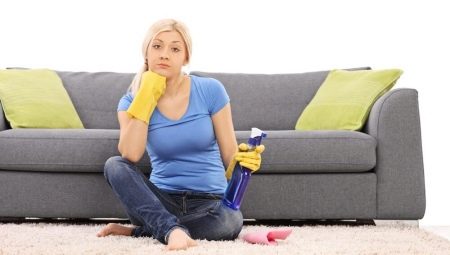 Comment nettoyer le canapé de l'odeur à la maison?