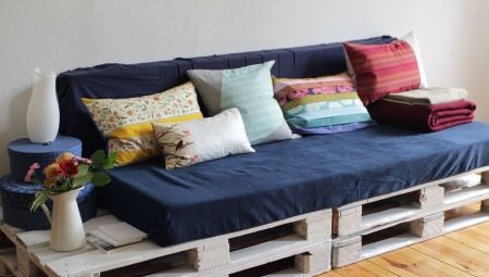 Hvordan lage en sofa av paller med egne hender?