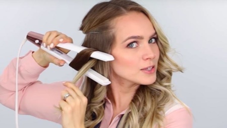 ¿Cómo planchar rizos en el cabello largo?